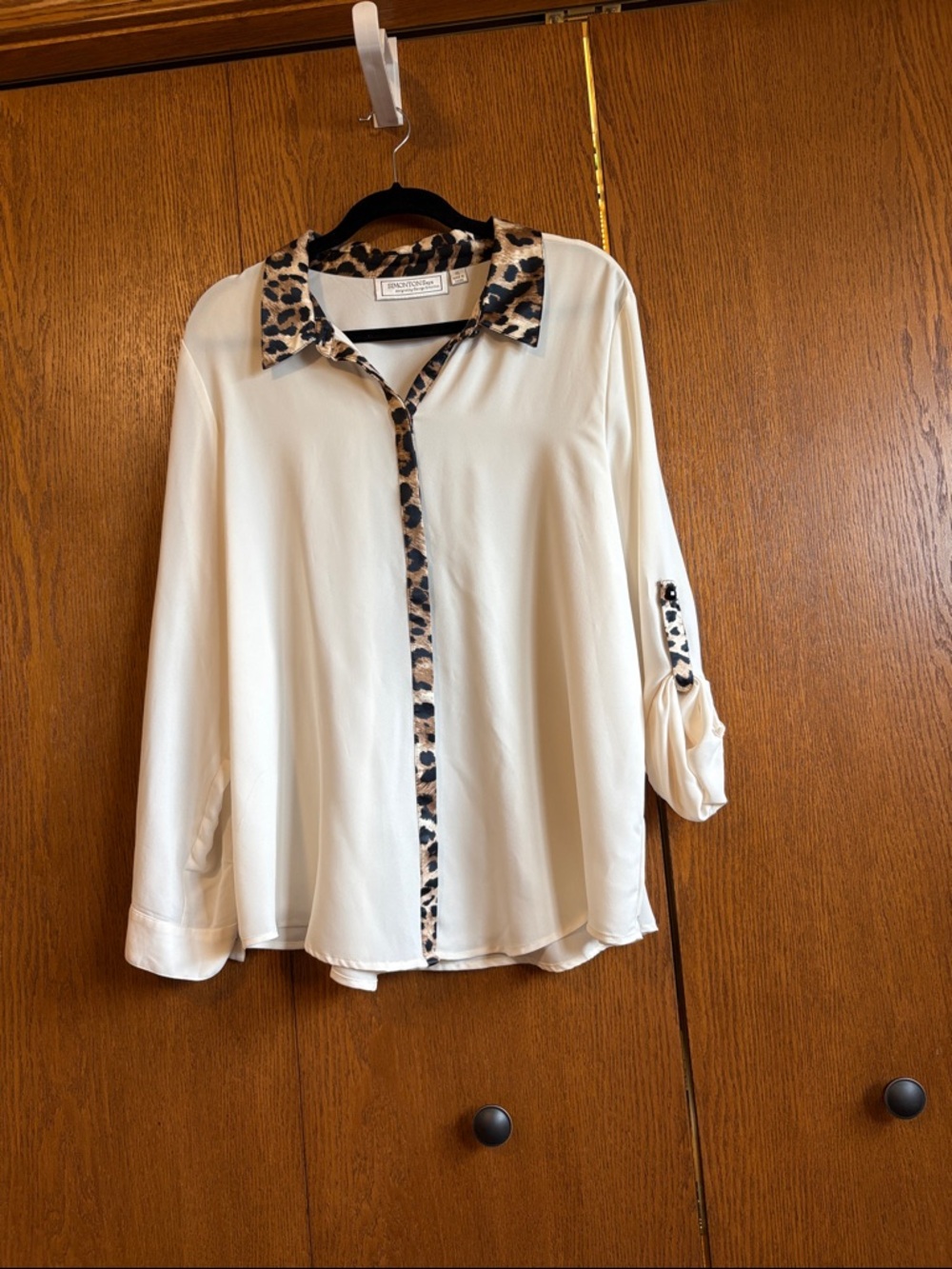 181 👠 Simonton Says Leopard trim blouse👠